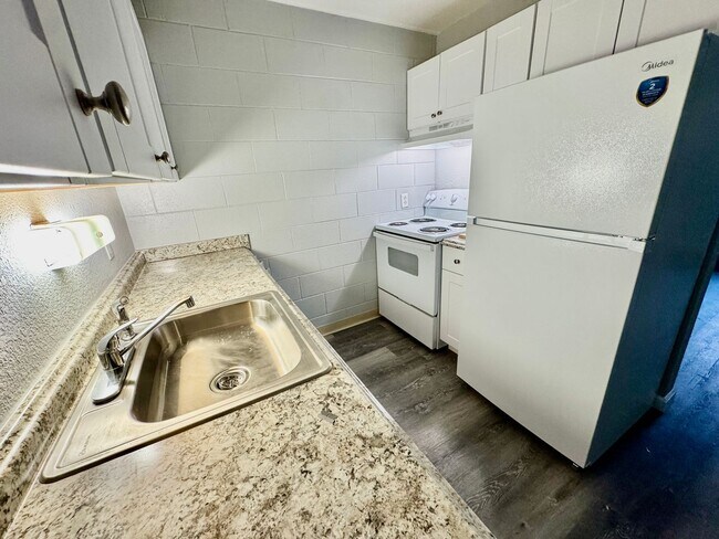 Building Photo - Remodeled 1bd/1bth Apartment on Ground Flo...