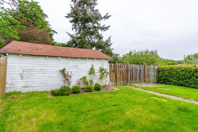Building Photo - Charming 3-Bedroom Home Near Downtown Oak Harbor –Pet Friendly home.