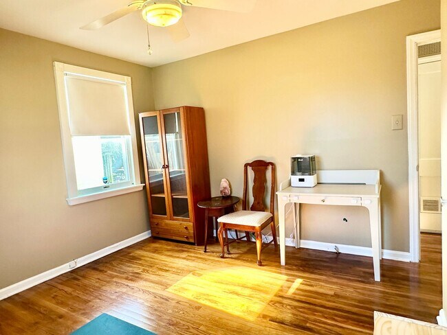 Building Photo - 4 Bed + 2 Bath - Screened in Porch! Pets W...