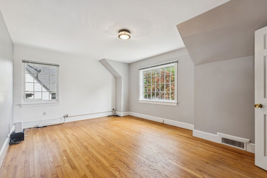 Building Photo - 1610 N Greenbrier St