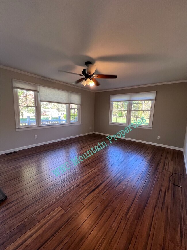 Building Photo - 247 Pleasant Meadow Ln