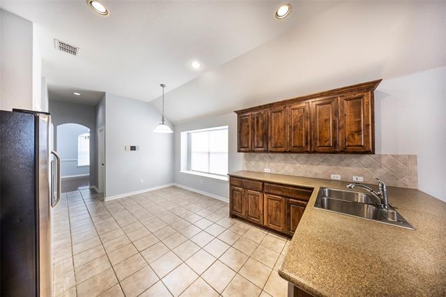 Building Photo - 2709 Lake Ridge Dr