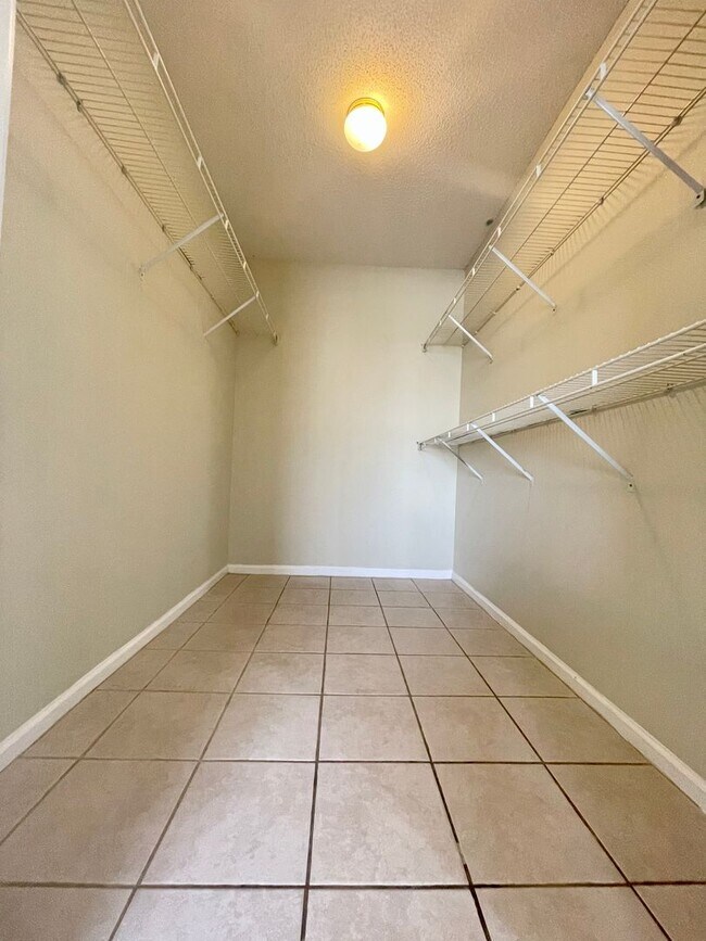 Building Photo - Cozy 2B/2B Condo near Beach in the Heart of Destin!