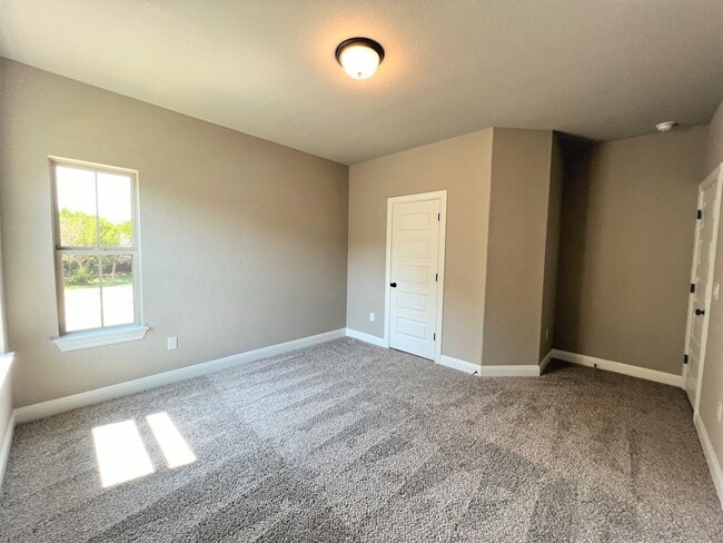 Building Photo - Georgeous 5-Bedroom in the Three Points Community