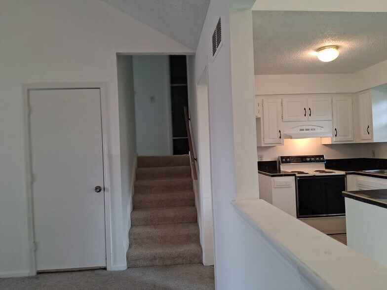 Building Photo - 146 N Saxony Dr