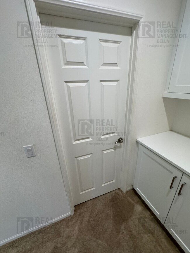 Building Photo - Single-Story Comfort & Style in Prime Heme...