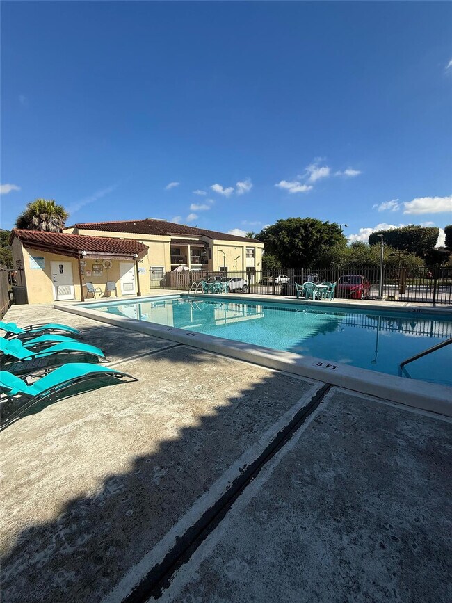 Building Photo - 660 W Park Dr