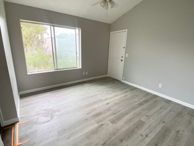 Building Photo - 3 Bedroom 2.5 Townhouse with Brand New Kit...