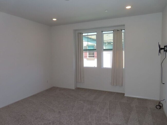 Building Photo - 40585 Melrose Dr