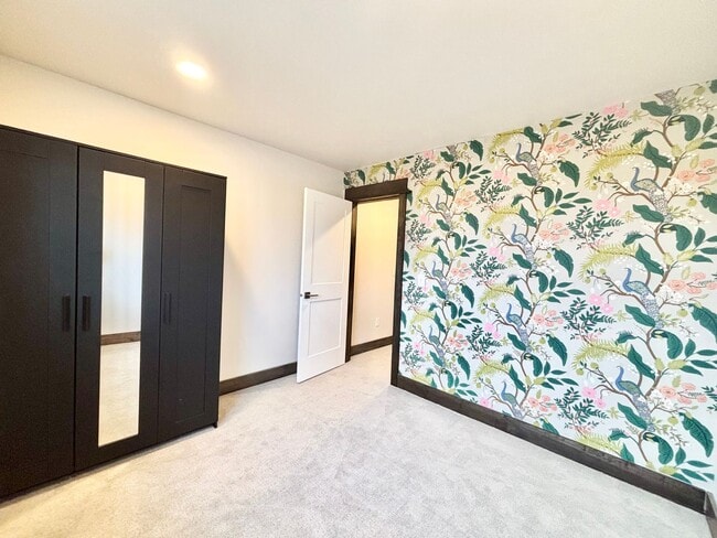 Building Photo - Central 4 Bedroom Condo