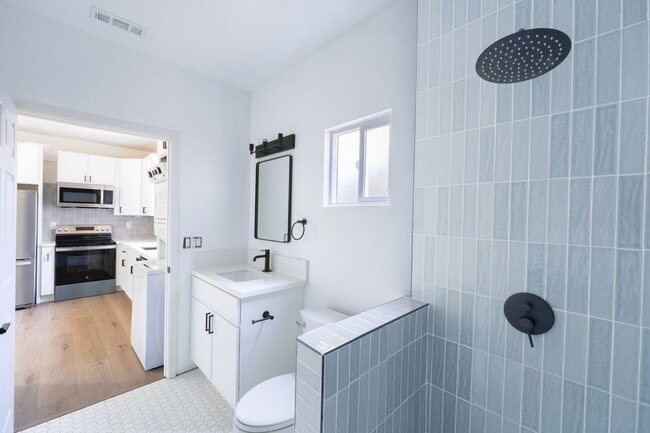 Building Photo - 2860 Webster Ave