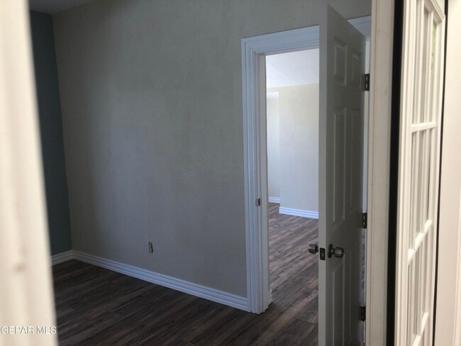 Building Photo - 3004 Yandell Dr