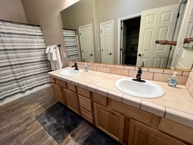 Building Photo - 3 BR LUXE Home-Walk to Colorado River, Golf & near Rotary Park.