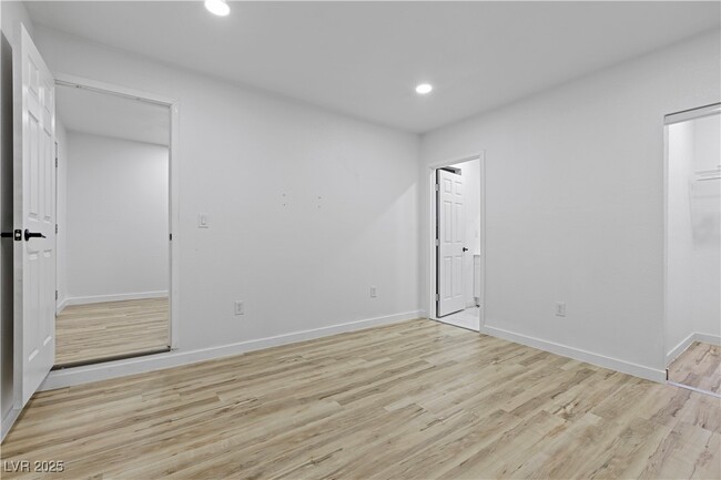Building Photo - 4092 Ridgewood Ave