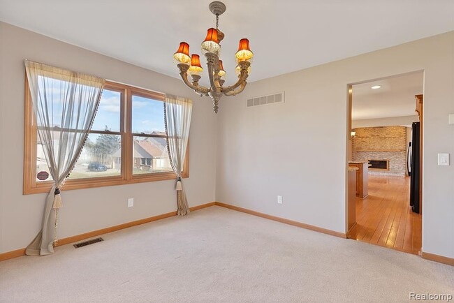 Building Photo - 37701 Fleetwood Dr