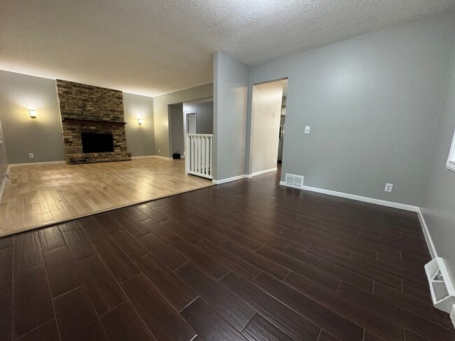 Building Photo - Stunning 3 Bedroom 2 Bathroom Home in Burn...