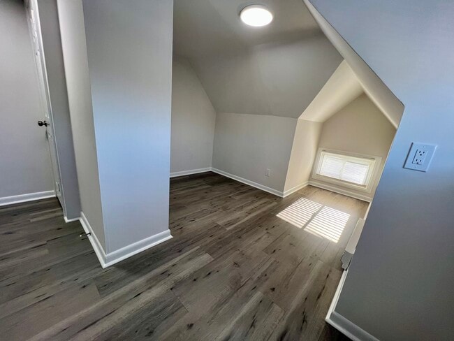 Building Photo - 4th Street