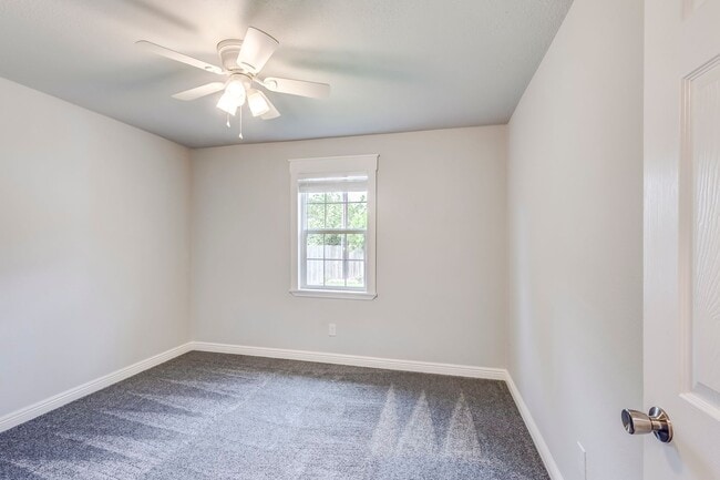Building Photo - 2307 Traverse Dr