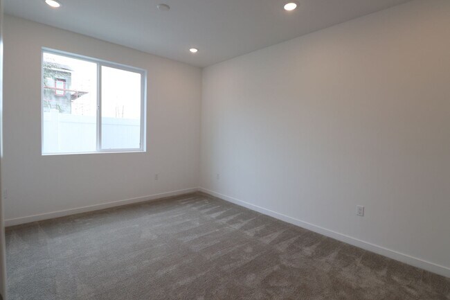 Building Photo - 1713 River Vis