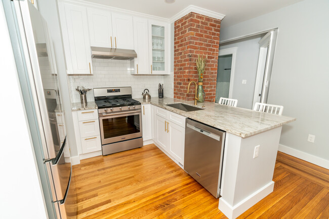 Kitchen with breakfast bar seating - 60 Starr St