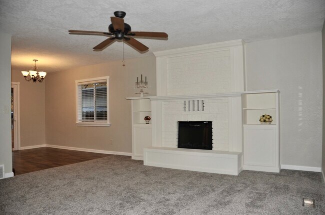 Building Photo - Sanders Beach: 5 bed 2 bath (split level) 4 car garage