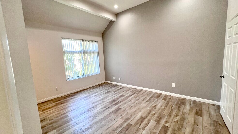 Building Photo - 5420 Sylmar Ave