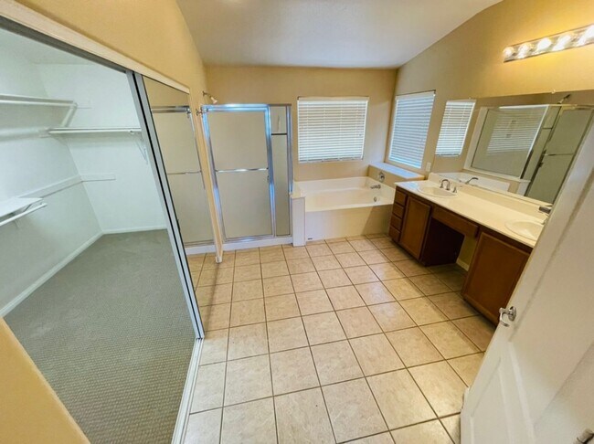 Building Photo - 2722 La Porte Ct