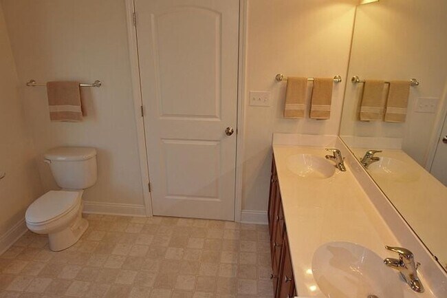 Building Photo - Quality 3 BR Townhome; Convenient to Med C...