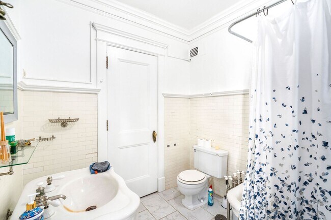 Building Photo - Beautiful 3 Bedroom/2 Bathroom SECOND Floor Apartment in East Duluth Mansion - AVAILABLE JUNE!