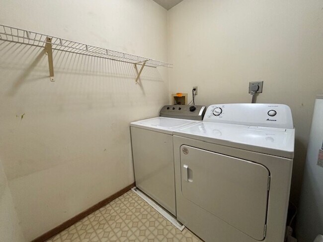 Building Photo - X-LARGE 1 BR/1 BA Condo Available 5/1 in a Beautiful St. Paul Neighborhood!