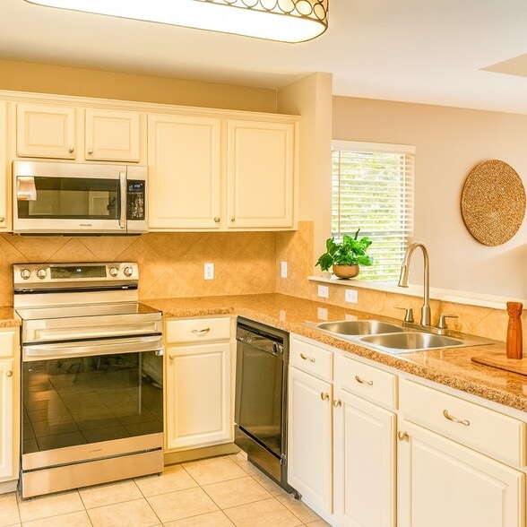 Kitchen - 216 Pullman Place Blvd