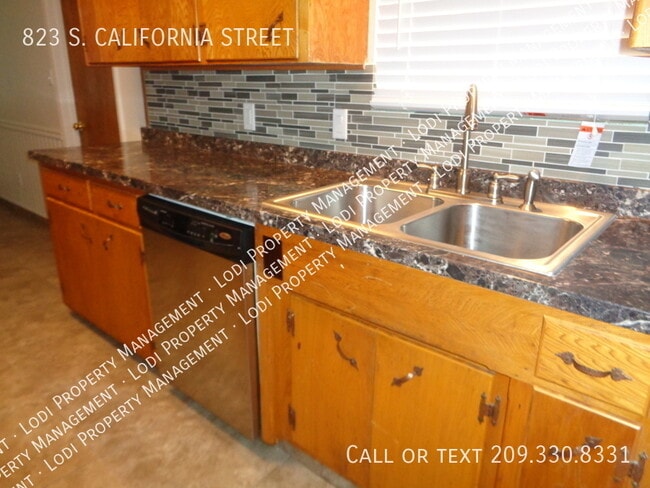 Building Photo - 823 S California St