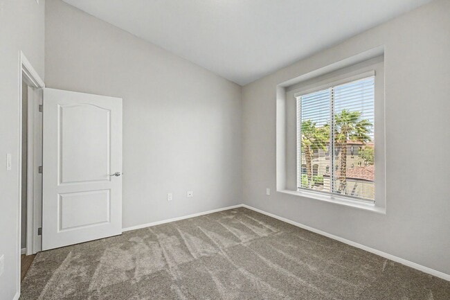 Building Photo - 2 BEDROOM CONDO WITH MOUNTAIN VIEWS!
