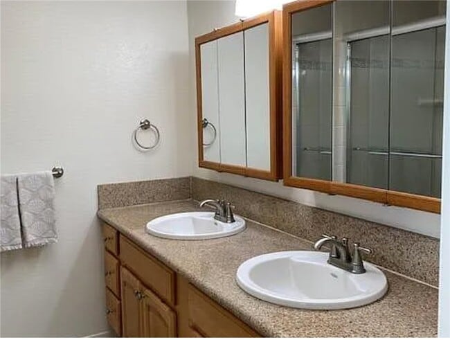 Building Photo - 423 2nd St