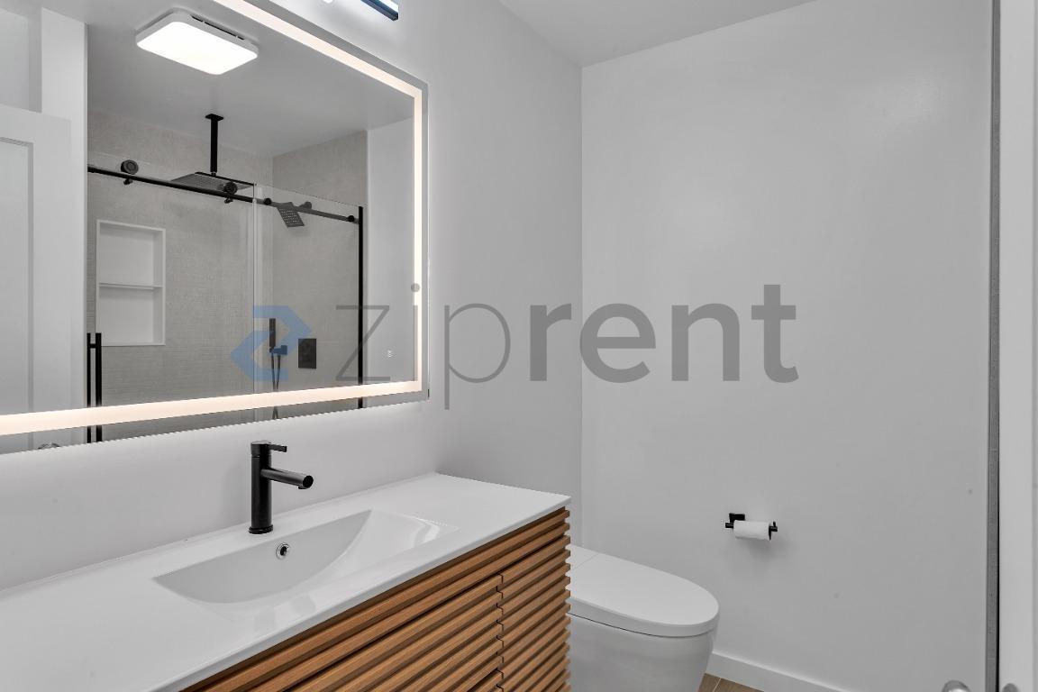 Building Photo - Unit