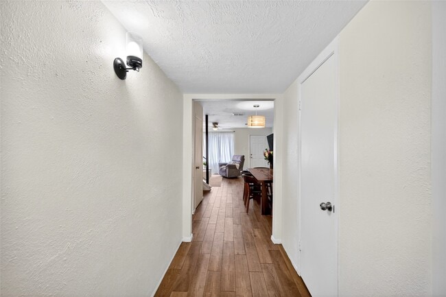 Building Photo - 6975 Chasewood Dr