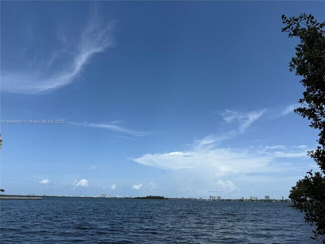 Building Photo - 2000 N Bayshore Dr