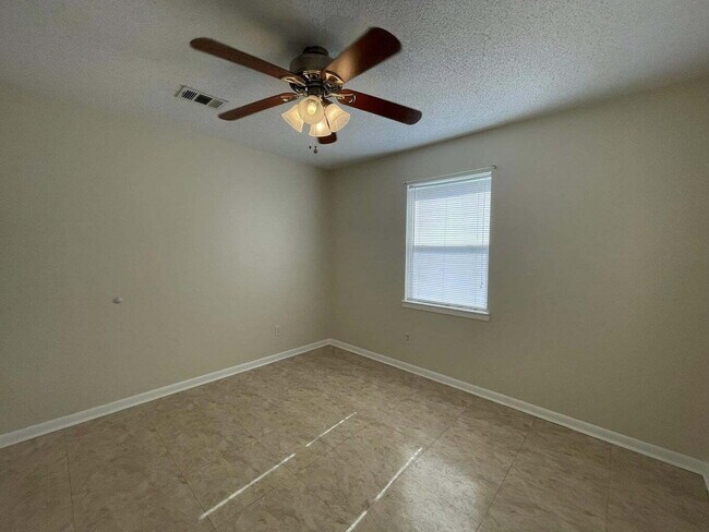 Building Photo - Charming new rental and ready for move in!