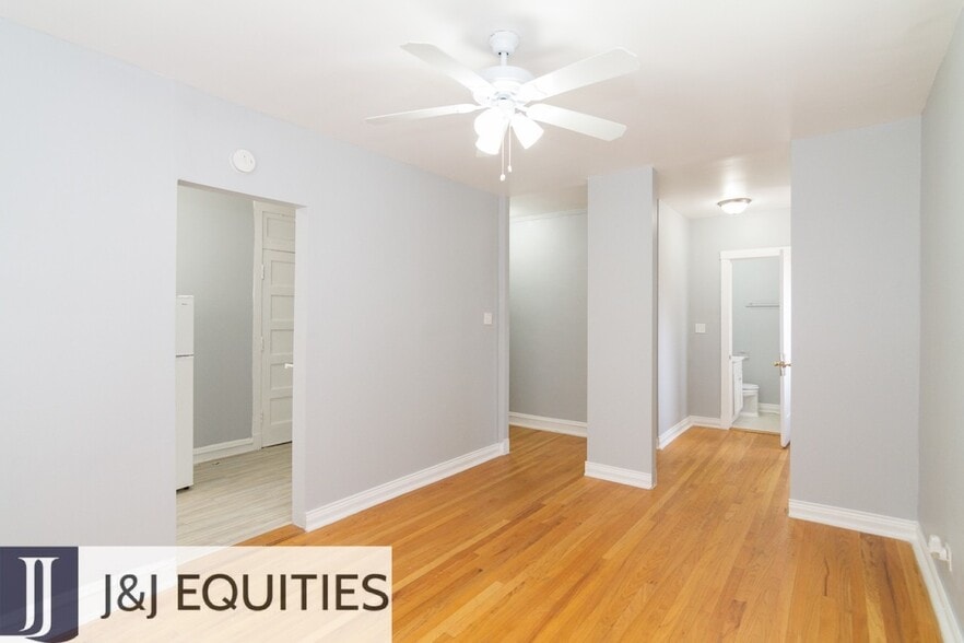 Building Photo - 3273 W Wrightwood Ave