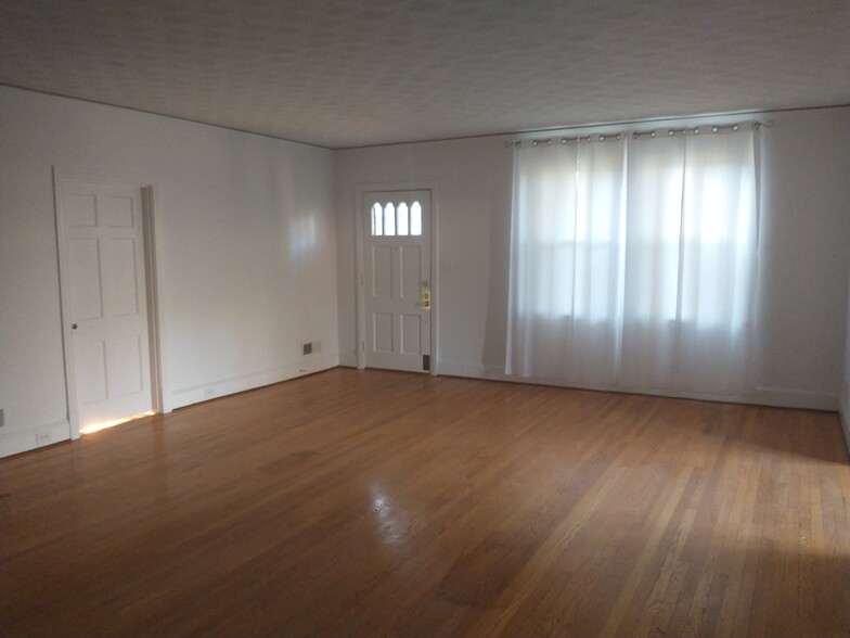 Huge Living room! - 121 Mount Vernon Ave