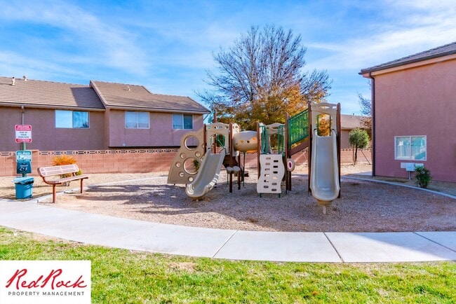 Building Photo - End Unit, DOG-FRIENDLY 3 Bedroom Townhome ...