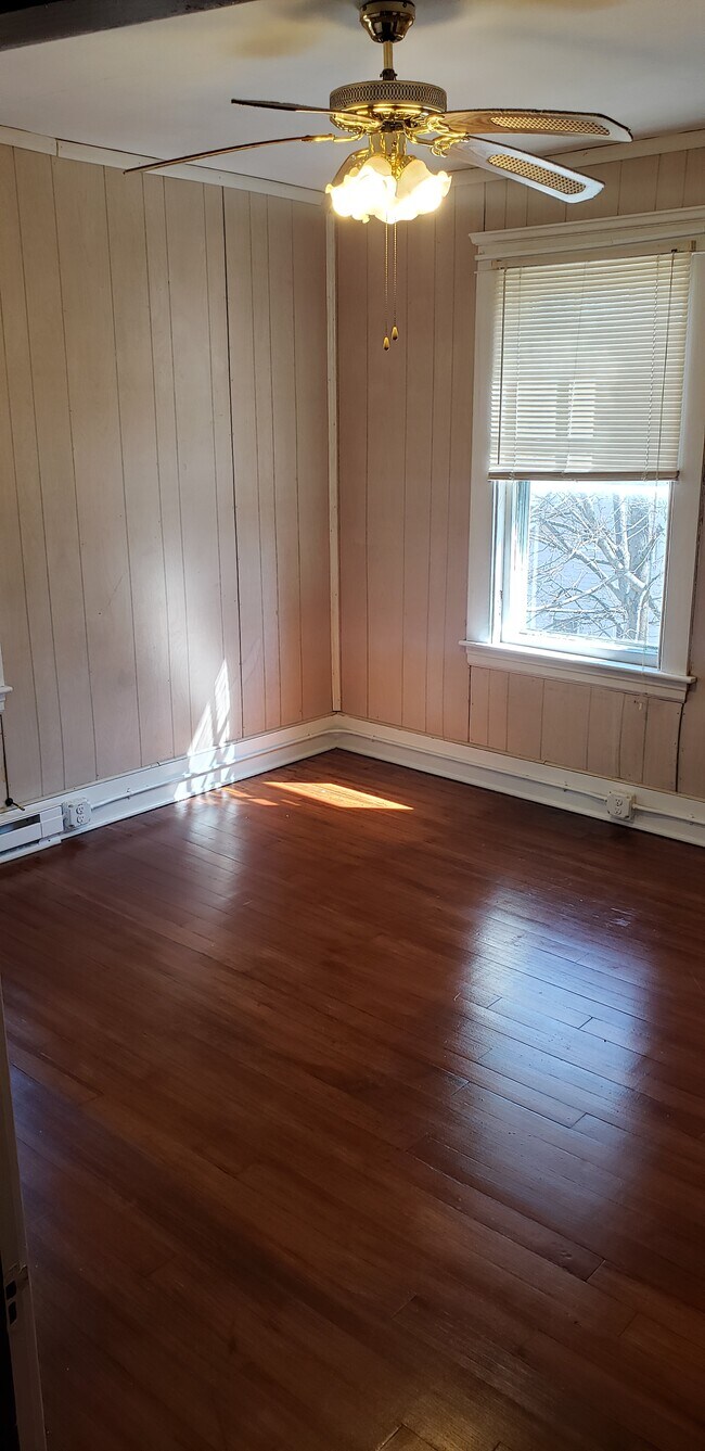 Building Photo - 36 Roberts St