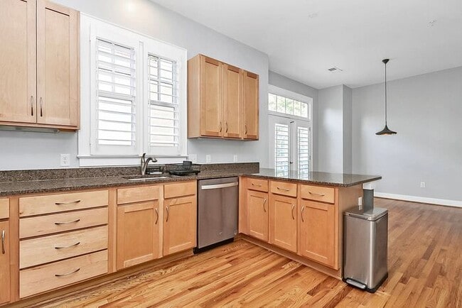Building Photo - Beautiful 3BD/2.5BA Townhome