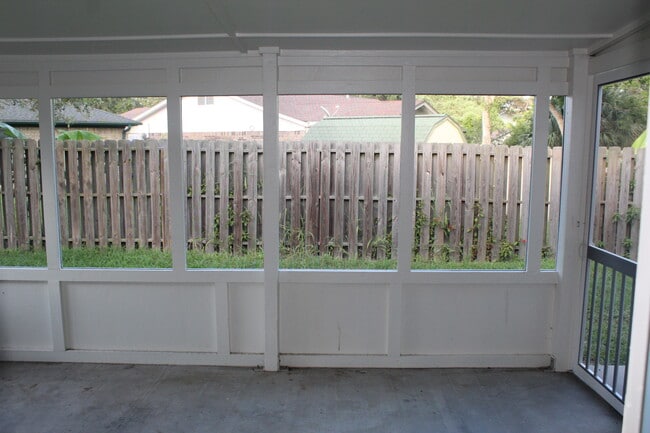 Building Photo - 1414 N Live Oak St