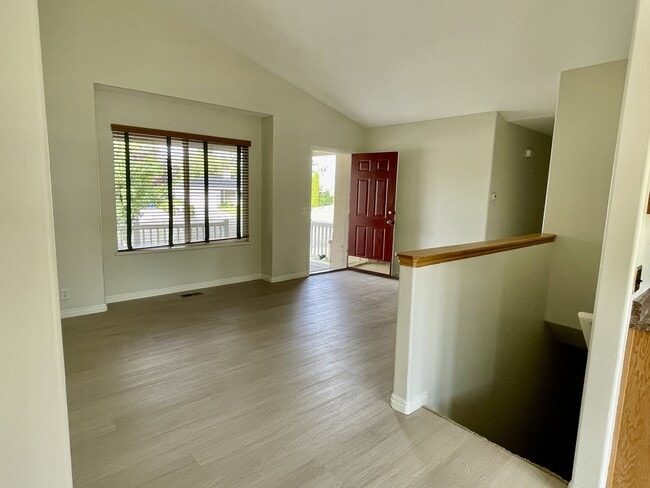 Building Photo - 134 Lakeview Dr