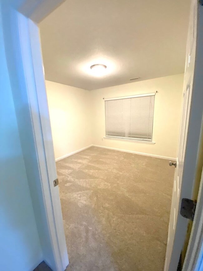 Building Photo - Super cute, clean 2 bedroom/2 full bathroom condo!