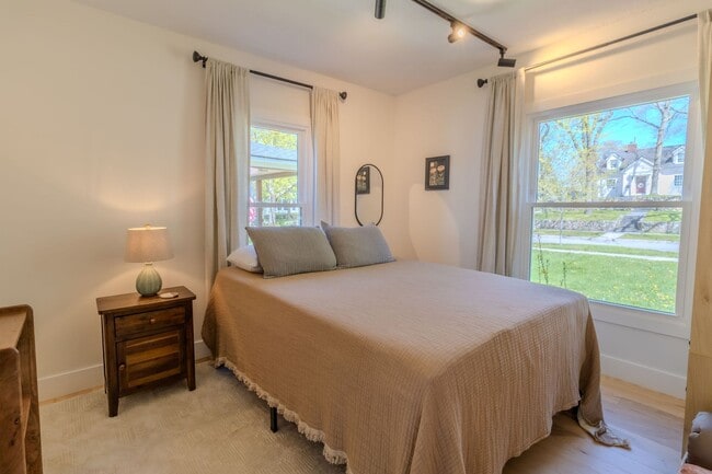 Building Photo - 30 Day Minimum Furnished Rental-Downtown TC!