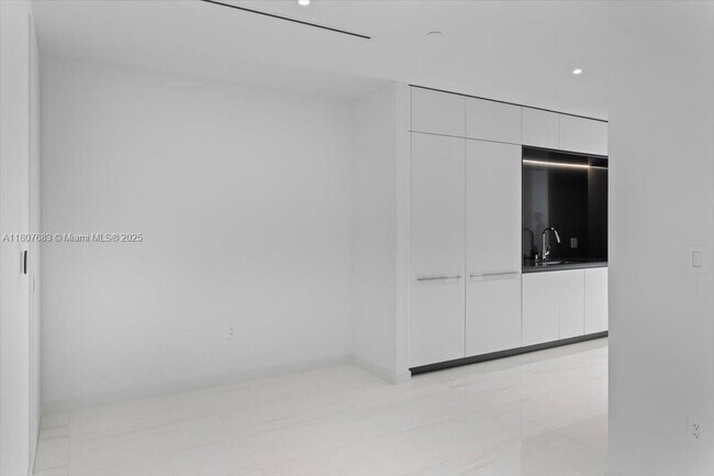 Building Photo - 300 Biscayne Blvd Way