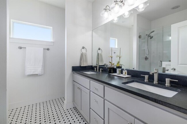 Building Photo - 2705 Halcyon Dr