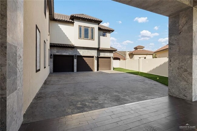 Building Photo - 45 Travis St